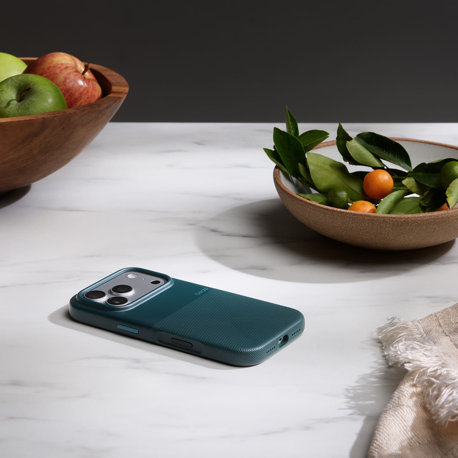 Apple Beats Rugged etui do iPhone 17 Pro z MagSafe i panelem Sterowanie aparatem - Tatrzański granatowy Apple Beats Rugged etui do iPhone 17 Pro z MagSafe i panelem Sterowanie aparatem - Tatrzański granatowy