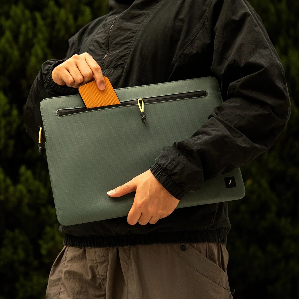 Native Union Ultralight Sleeve Etui ochronne do Macbook Air 15 - Zielone (slate green)