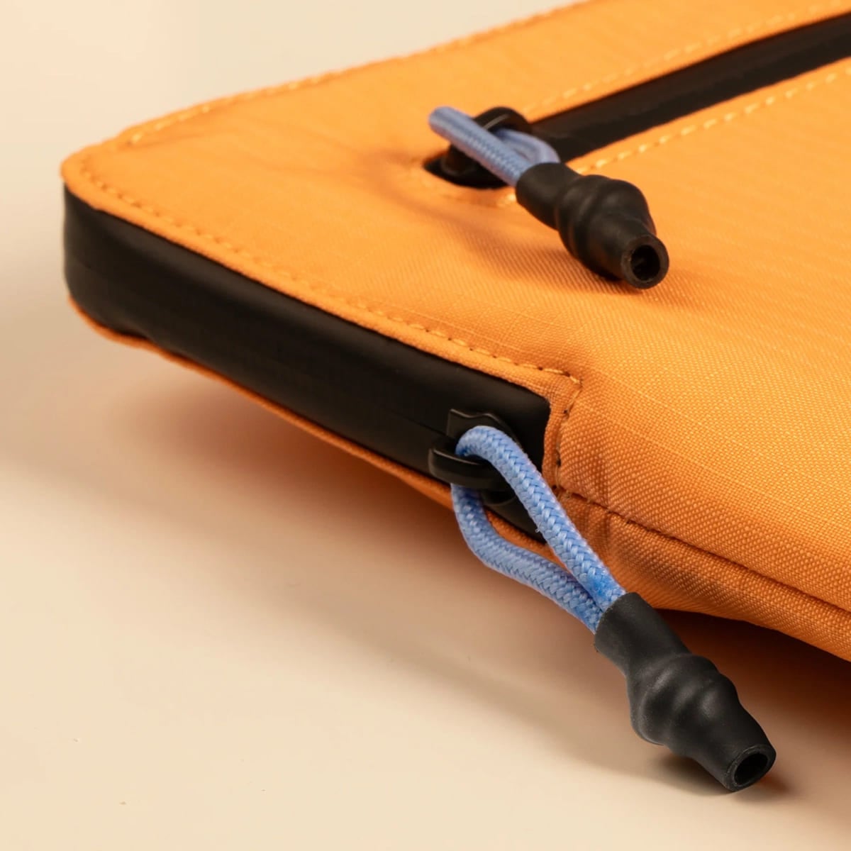 Native Union Ultralight Sleeve Etui ochronne do Macbook Pro 16 - Morelowe