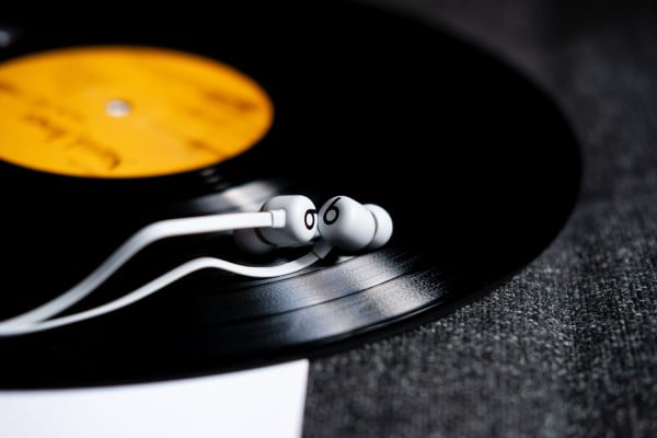 Beats Flex - recenzja słuchawek dousznych za rozsądną cenę!