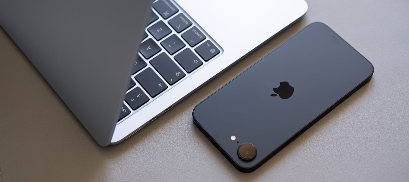 Recenzja iPhone'a 16e - budżetowy smartfon Apple z ambicjami!