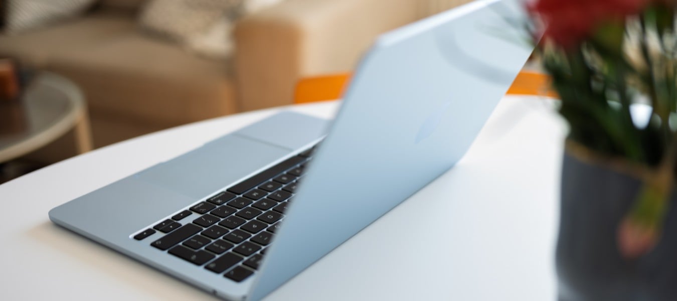 Recenzja MacBook Air M5! Czy to wciąż najlepszy laptop do codziennej pracy?