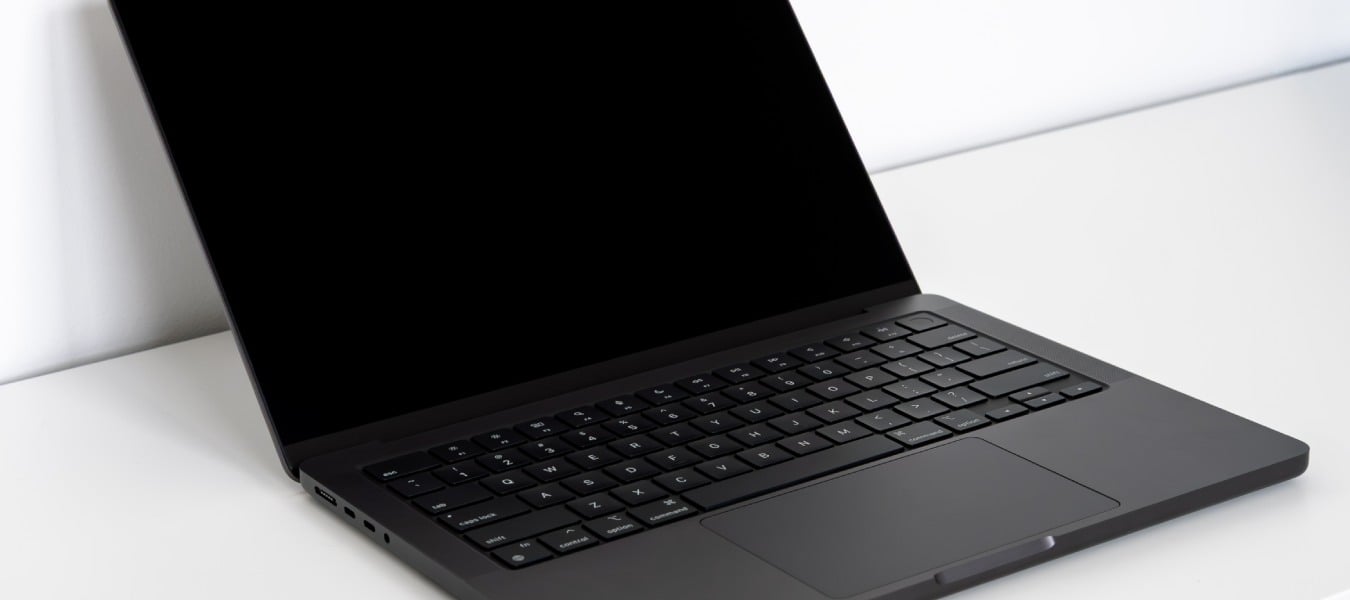 Recenzja MacBook Pro M4 Pro z nanostrukturalnym ekranem dla wymagających użytkowników!