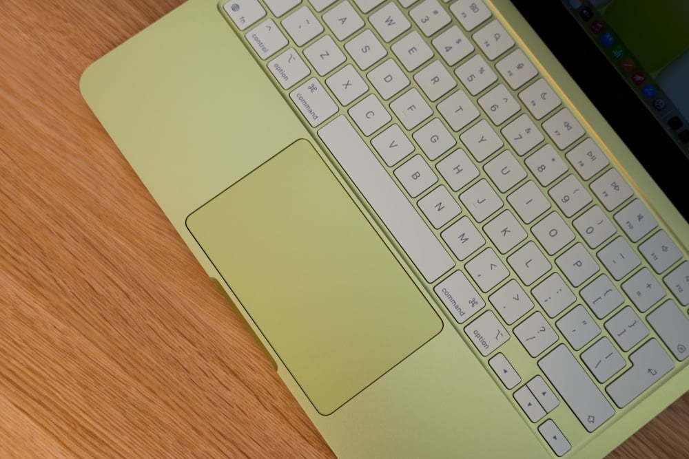 Apple MacBook Neo 8GB RAM / 256GB SSD / Cytrusowożółty (Citrus) - klawiatura i gładzik