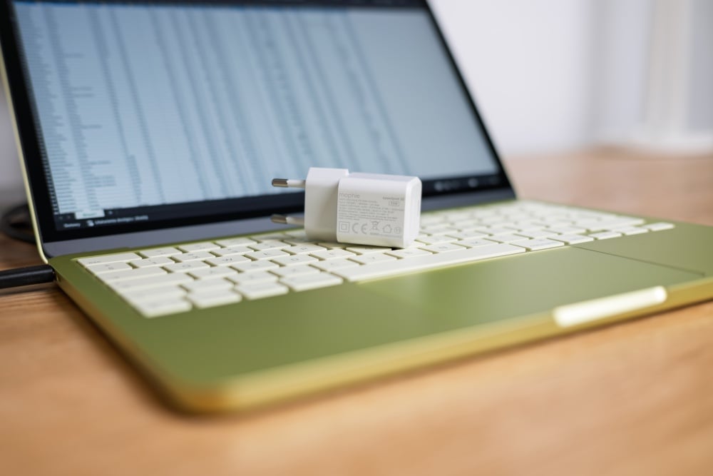 Apple MacBook Neo 8GB RAM / 256GB SSD / Cytrusowożółty (Citrus) + ładowarka Mophie 35w