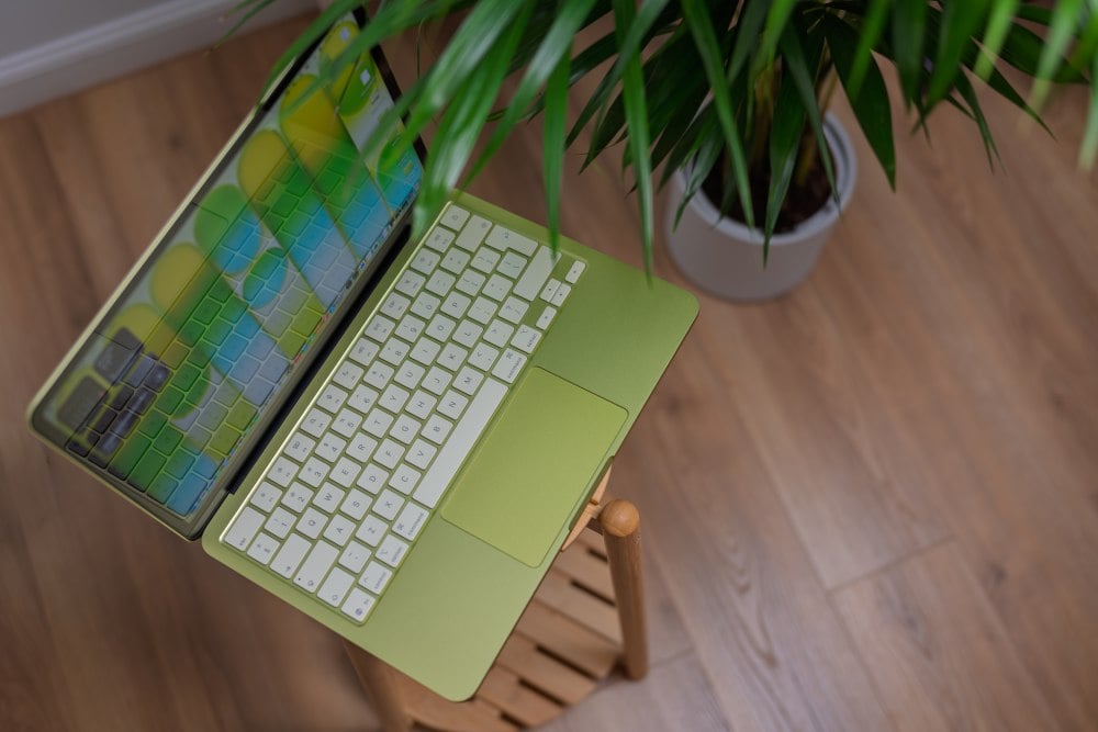 Apple MacBook Neo 8GB RAM / 256GB SSD / Cytrusowożółty (Citrus) - wygląd