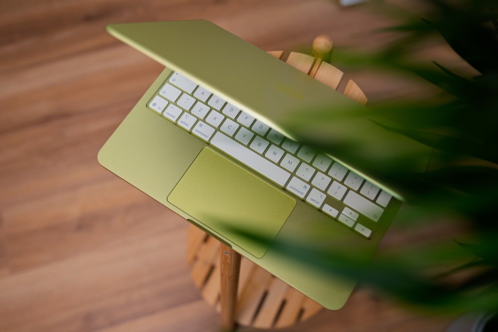 Apple MacBook Neo 8GB RAM / 256GB SSD / Cytrusowożółty (Citrus) - wygląd