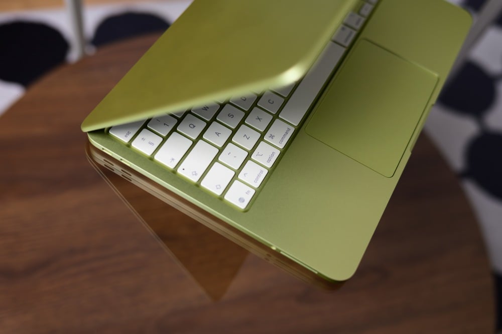 Apple MacBook Neo Cytrusowożółty - MHFD4ZE/A - dostępne porty