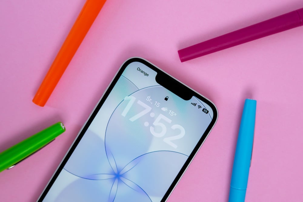 Apple iPhone 17e 256GB Jasnoróżowy (Soft Pink) - ekran