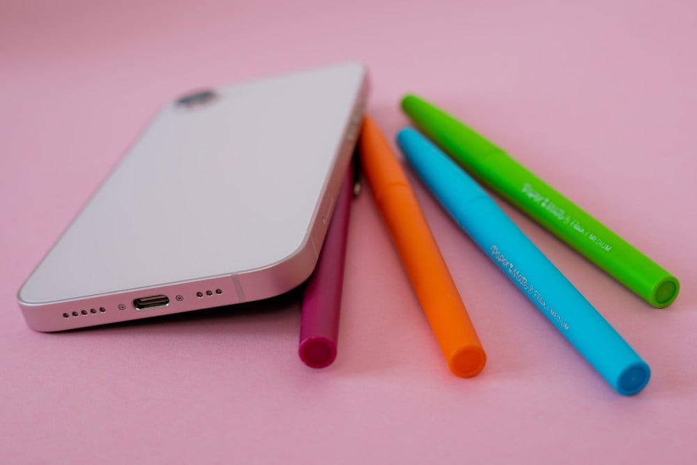 Apple iPhone 17e 256GB Jasnoróżowy (Soft Pink) - port USB-C