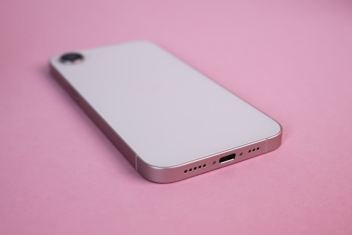 Apple iPhone 17e 256GB Jasnoróżowy (Soft Pink) - port USB-C