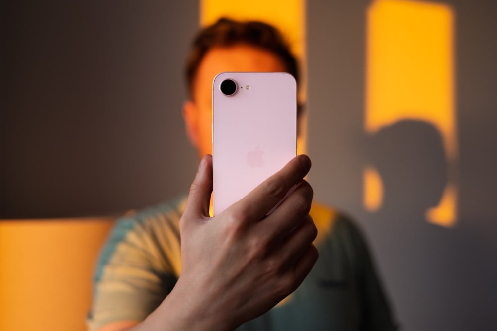 Apple iPhone 17e 256GB Jasnoróżowy (Soft Pink) - aparat tył