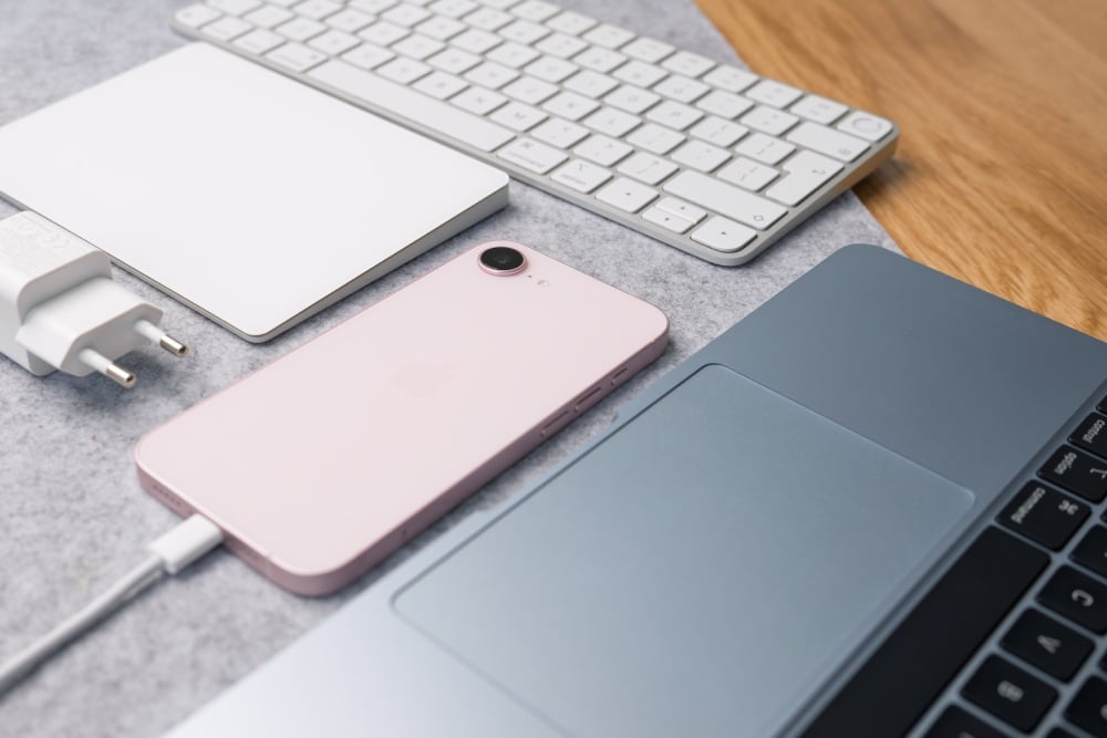 Apple iPhone 17e 256GB Jasnoróżowy (Soft Pink) - ładowanie