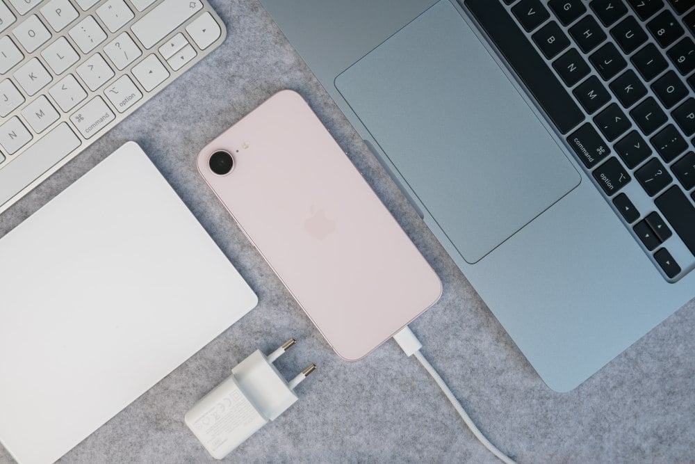 Apple iPhone 17e 256GB Jasnoróżowy (Soft Pink) - ładowanie