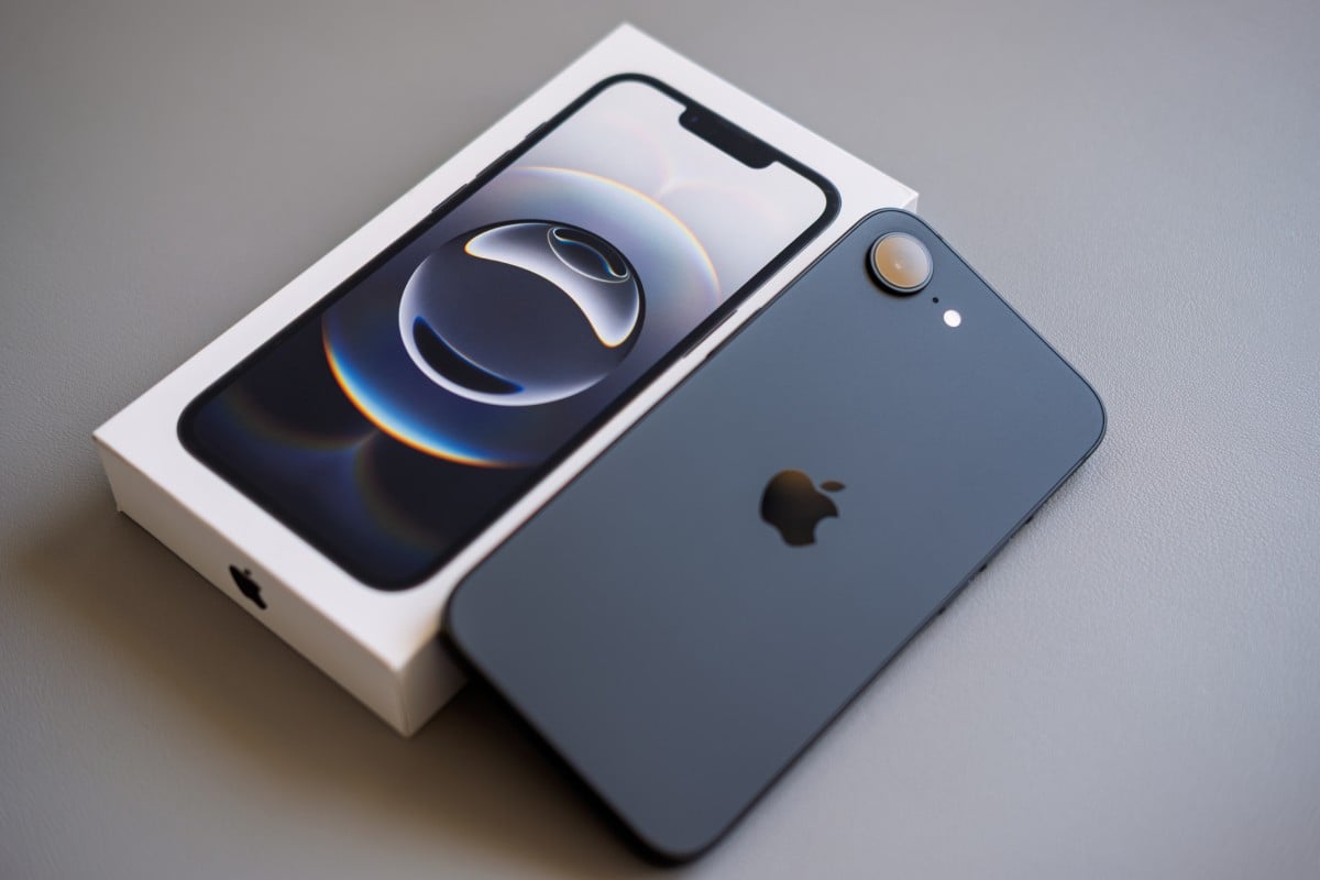 Apple iPhone 16e 128GB Czarny (Black) - MD1Q4HX/A Apple iPhone 16e 128GB Czarny (Black) - MD1Q4HX/A