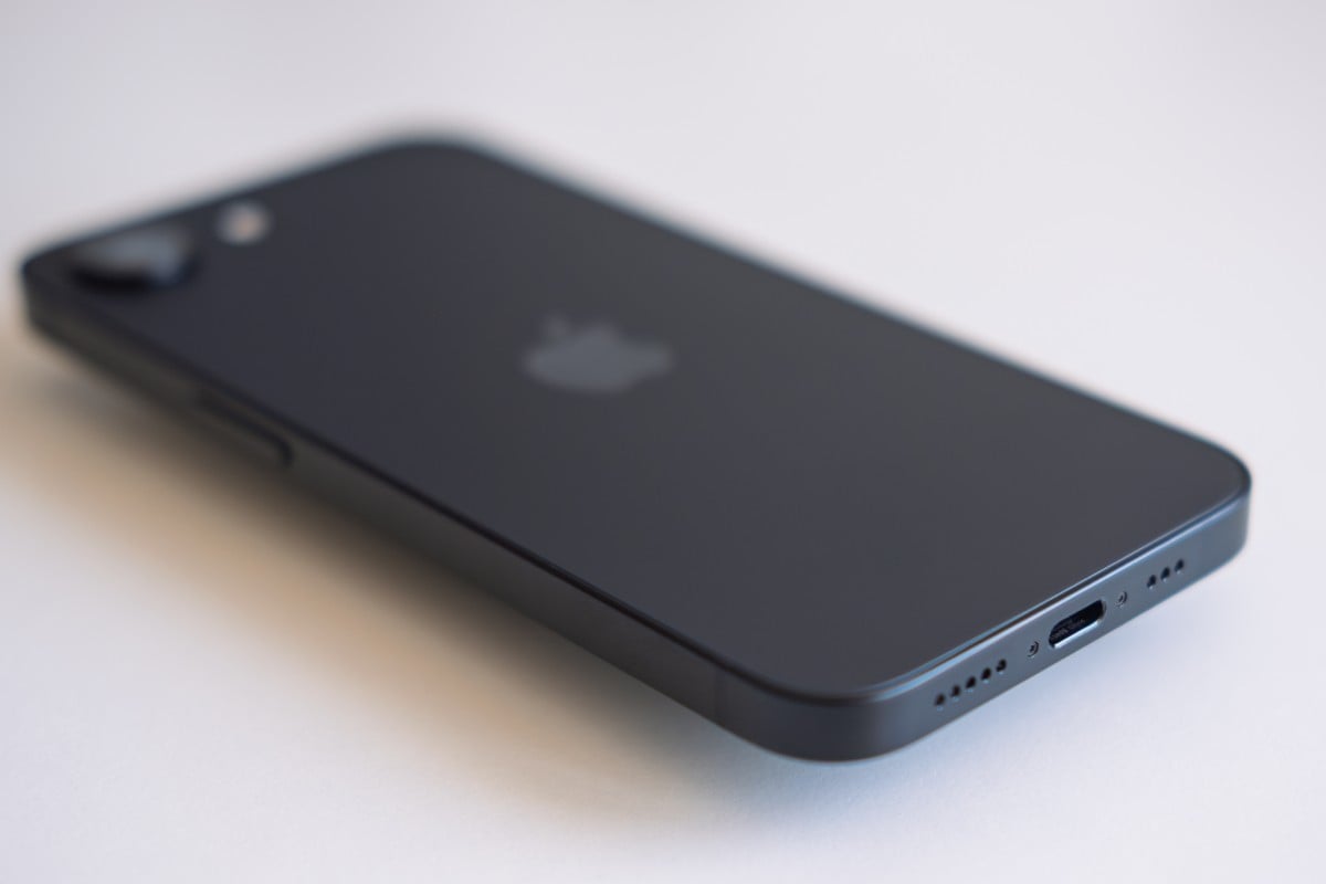Apple iPhone 16e 128GB Czarny (Black) - MD1Q4HX/A Apple iPhone 16e 128GB Czarny (Black) - MD1Q4HX/A