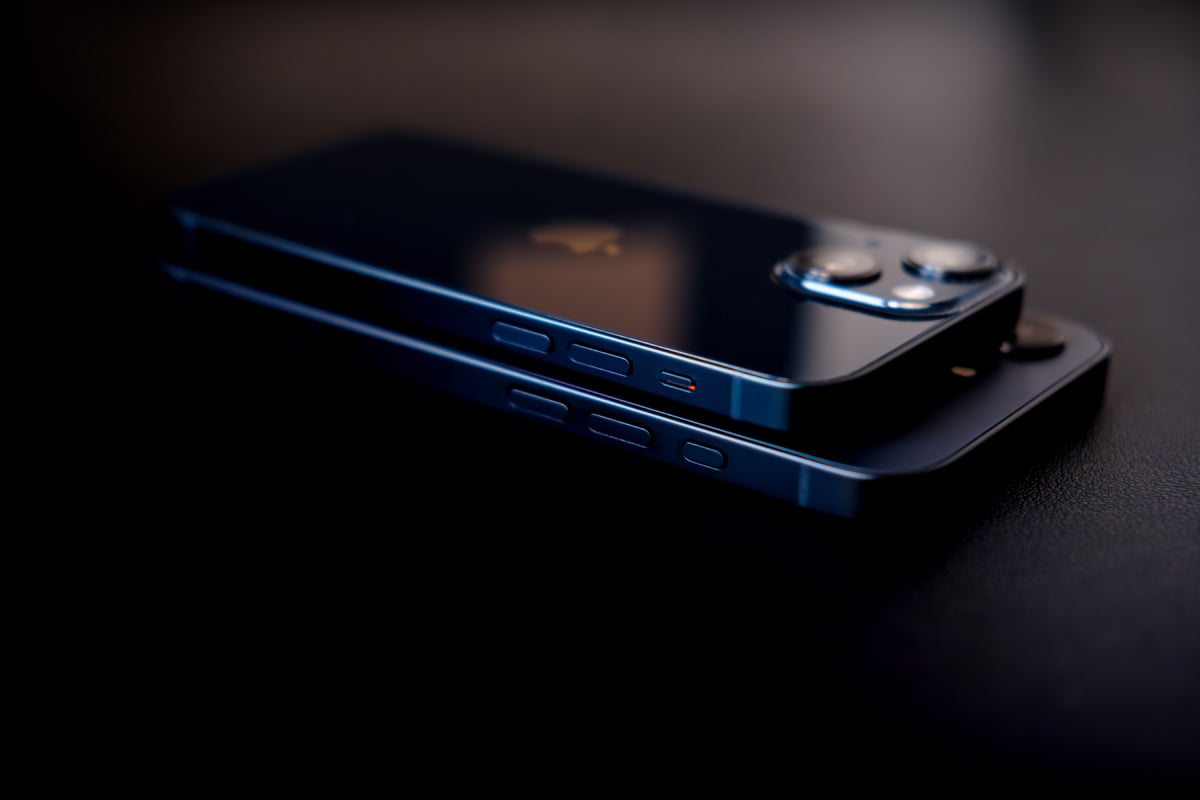 Układ przycisków w iPhone 13 mini i 16e
