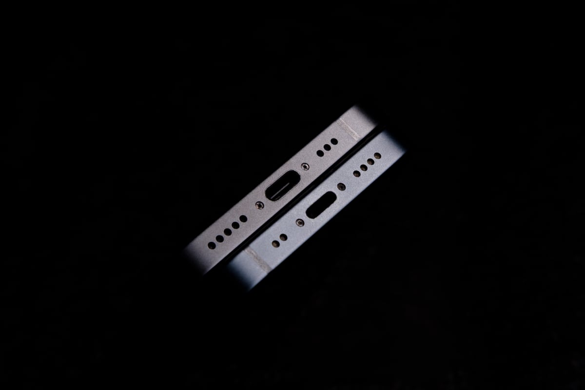 Porty w iPhone 13 mini i 16e