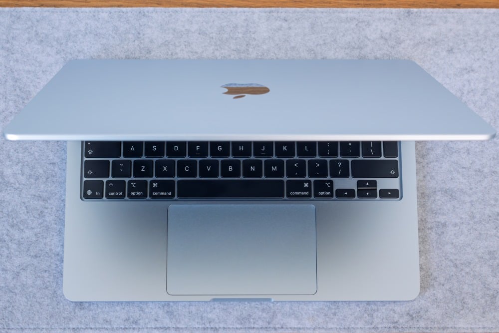 Apple MacBook Air 13 M5/16GB/512GB/10-core CPU+8-core GPU/Błękitny (Sky Blue) - MDHH4ZE/A - wygląd