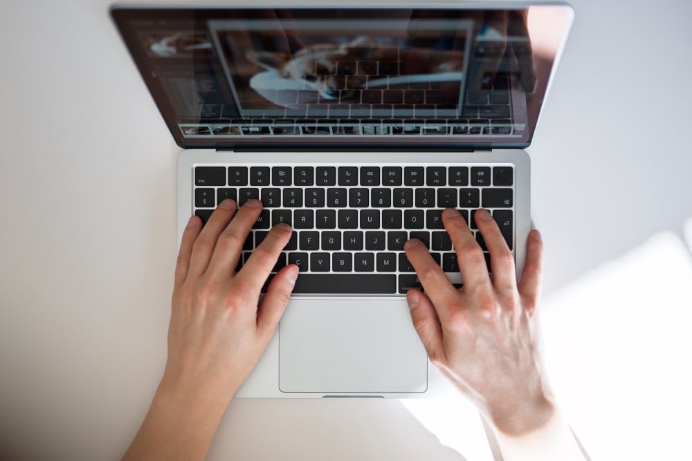 Praca na Apple MacBook Air 13 M5/16GB/512GB/10-core CPU+8-core GPU/Błękitny (Sky Blue) - MDHH4ZE/A
