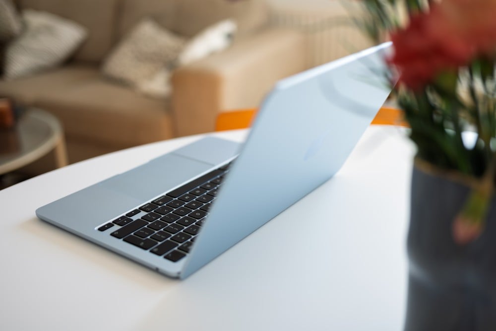 Apple MacBook Air 13 M5/16GB/512GB/10-core CPU+8-core GPU/Błękitny (Sky Blue) - MDHH4ZE/A - wygląd