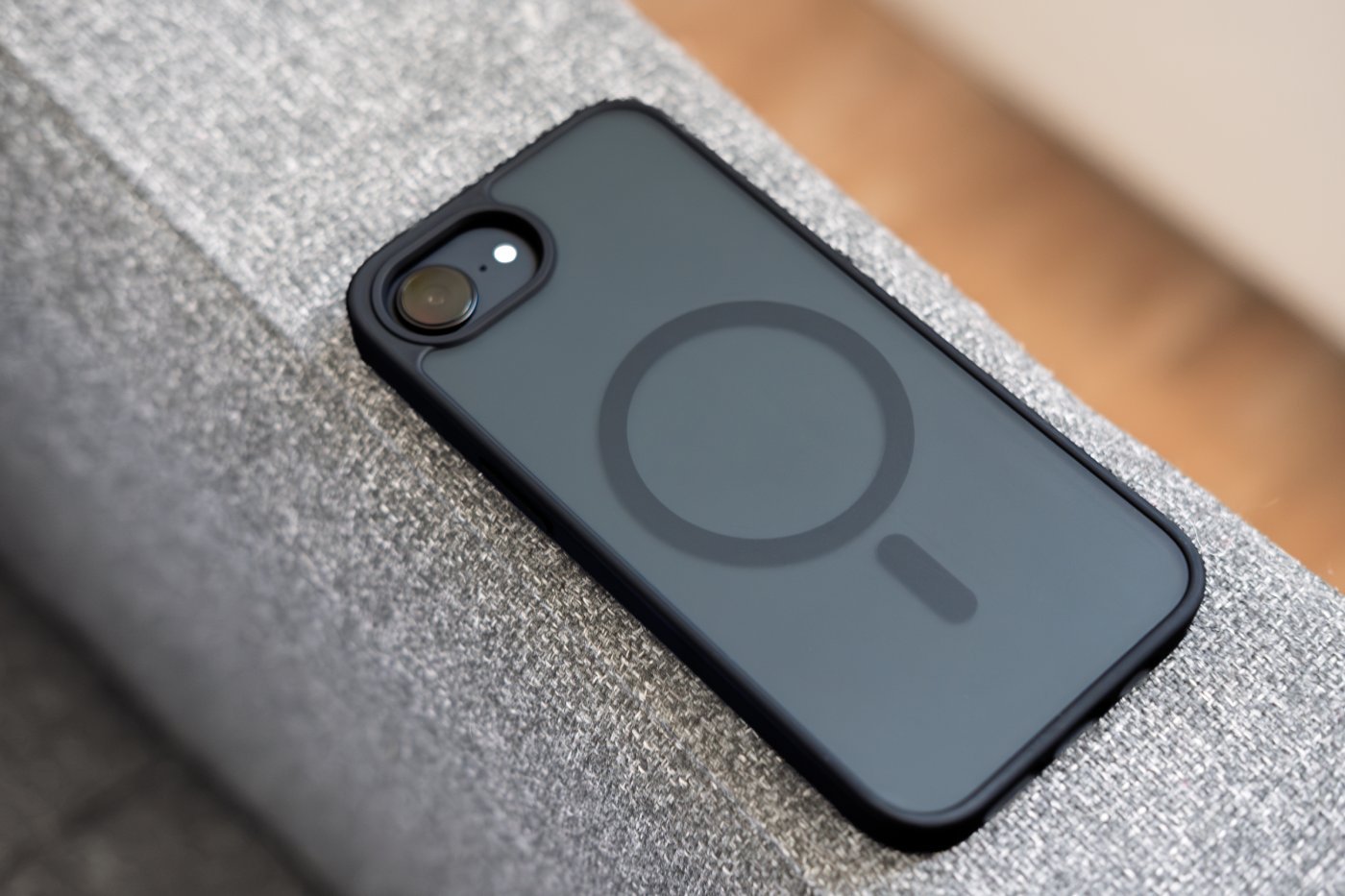 iPhone 16e z etui MagSafe