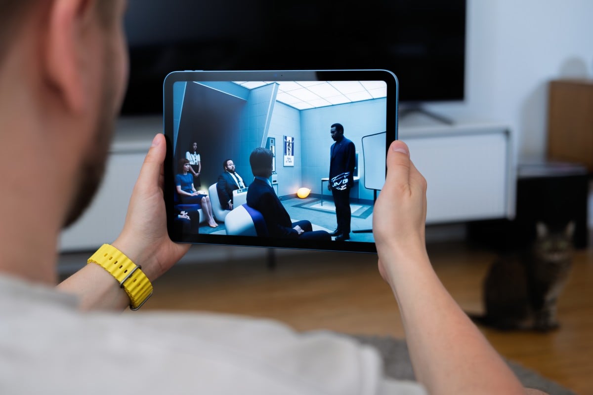 Oglądanie filmu na Apple iPad 11" A16 (11. gen) 128GB Wi-Fi Niebieski (Blue) - MD4A4HC/A Oglądanie filmu na Apple iPad 11" A16 (11. gen) 128GB Wi-Fi Niebieski (Blue) - MD4A4HC/A