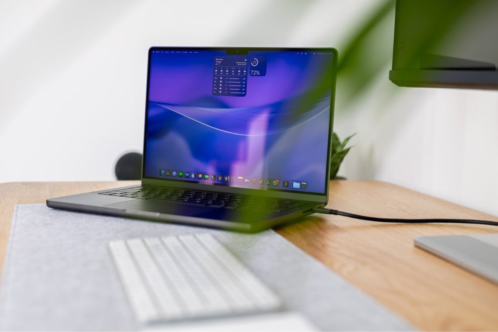 Apple MacBook Pro 14 M5 Pro/24GB/1TB/Gwiezdna czerń (Space Black) - MGDR4ZE/A - podłączony do monitora