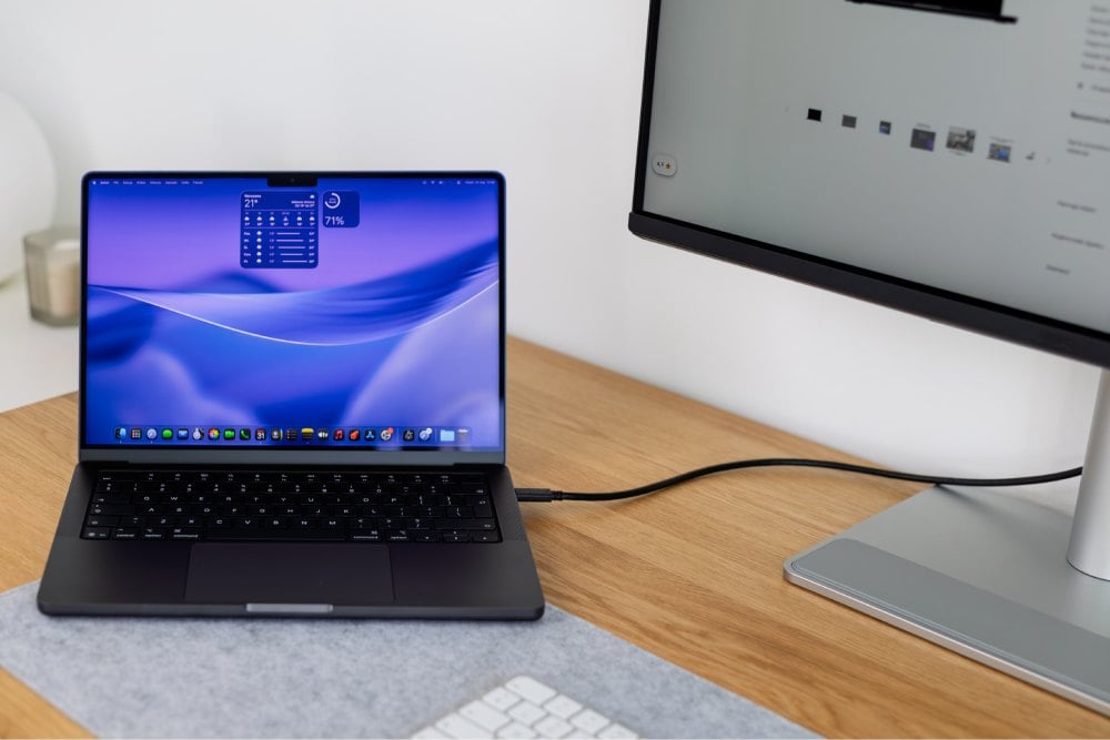 Apple MacBook Pro 14 M5 Pro/24GB/1TB/Gwiezdna czerń (Space Black) - MGDR4ZE/A - podłączony do monitora