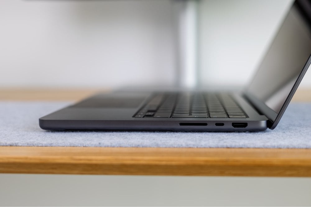 Apple MacBook Pro 14 M5 Pro/24GB/1TB/Gwiezdna czerń (Space Black) - MGDR4ZE/A - dostępne porty
