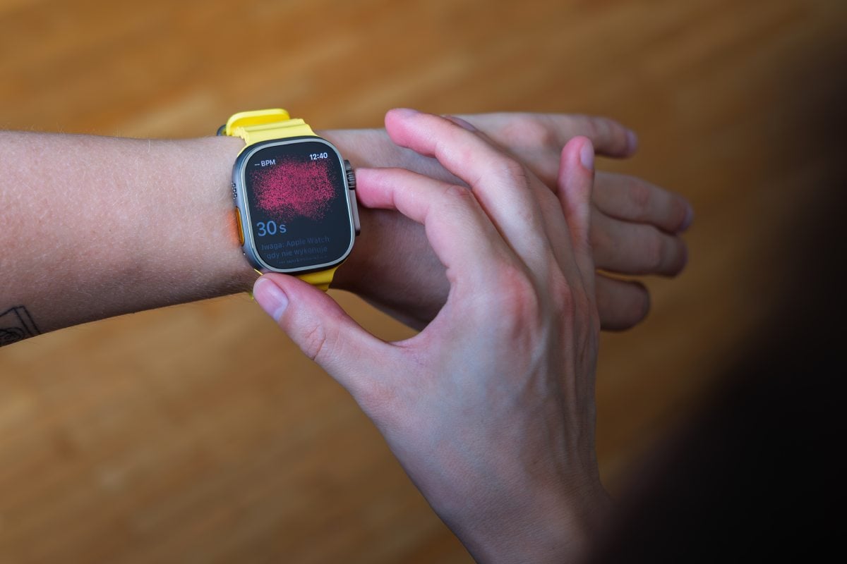 Apple Watch Ultra GPS + Cellular Koperta 49mm z tytanu z Paskiem Ocean w kolorze żółtym - FNHG3B/A