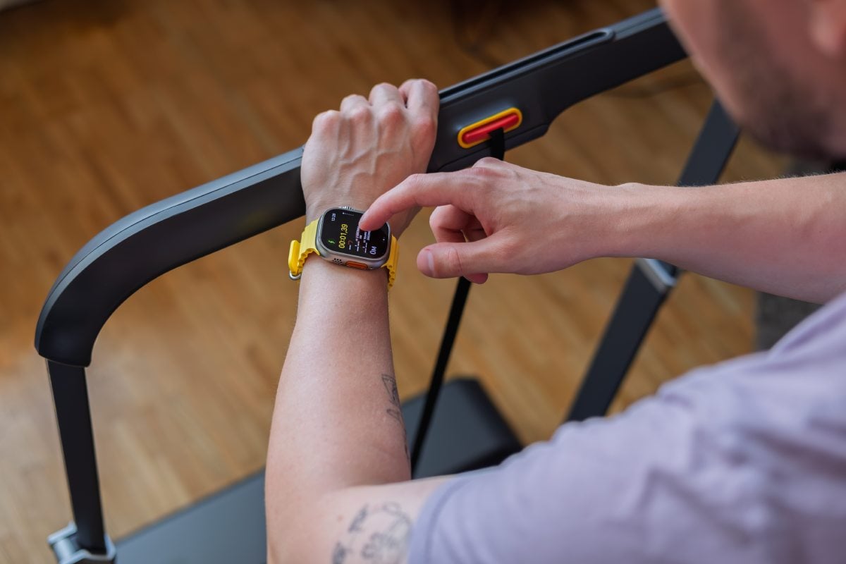Apple Watch Ultra GPS + Cellular Koperta 49mm z tytanu z Paskiem Ocean w kolorze żółtym - FNHG3B/A