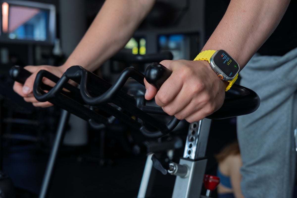 Apple Watch Ultra GPS + Cellular Koperta 49mm z tytanu z Paskiem Ocean w kolorze żółtym - FNHG3B/A