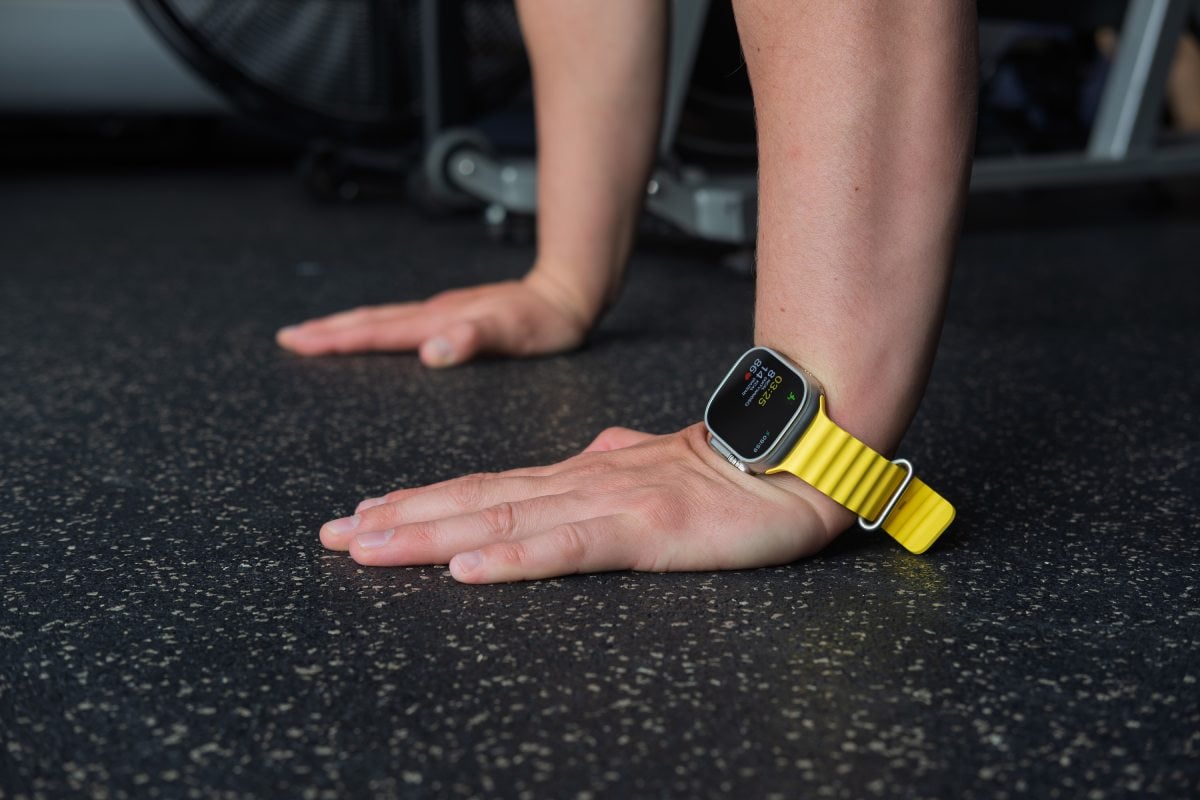 Apple Watch Ultra GPS + Cellular Koperta 49mm z tytanu z Paskiem Ocean w kolorze żółtym - FNHG3B/A