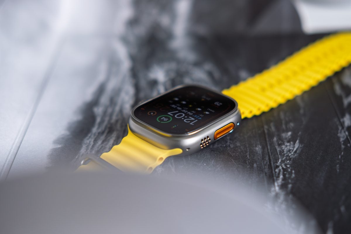 Apple Watch Ultra GPS + Cellular Koperta 49mm z tytanu z Paskiem Ocean w kolorze żółtym - FNHG3B/A