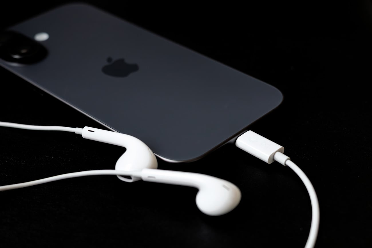 EarPods USB-C podłączone do iPhone'a EarPods USB-C podłączone do iPhone'a
