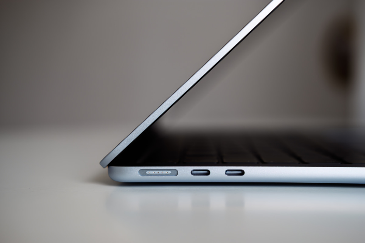 MacBook Air M4 Niebieski - porty