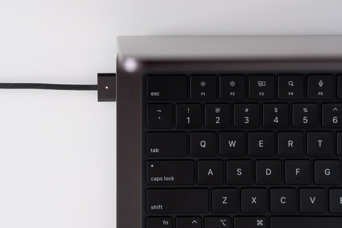MacBook Pro M4 Gwiezdna czerń - porty