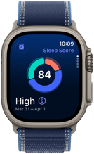 Apple Watch Ultra 3 z kopertą z tytanu w kolorze naturalnym, na ekranie widać wynik snu, poszczególne fazy zaprezentowane są na wykresie kołowym, a sam wynik podany na środku, zegarek ma opaskę Trail w kolorze niebieskim