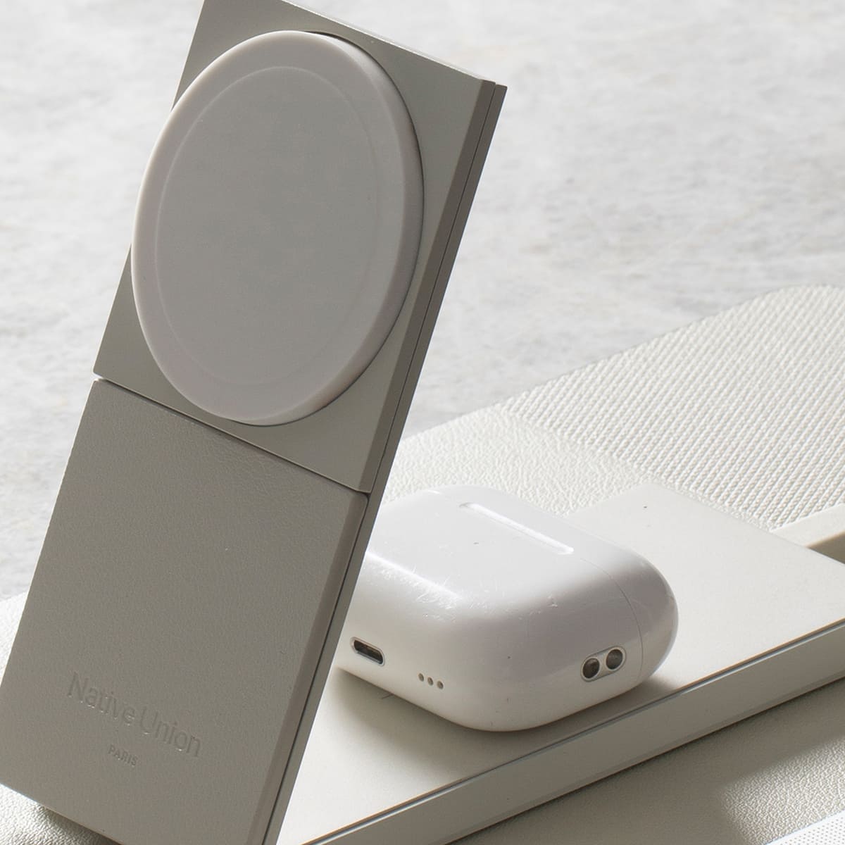 Native Union Rise Wireless Charger Bezprzewodowa ładowarka 15W do dwóch urządzeń kompatybilna z MagSafe Native Union Rise Wireless Charger Bezprzewodowa ładowarka 15W do dwóch urządzeń kompatybilna z MagSafe