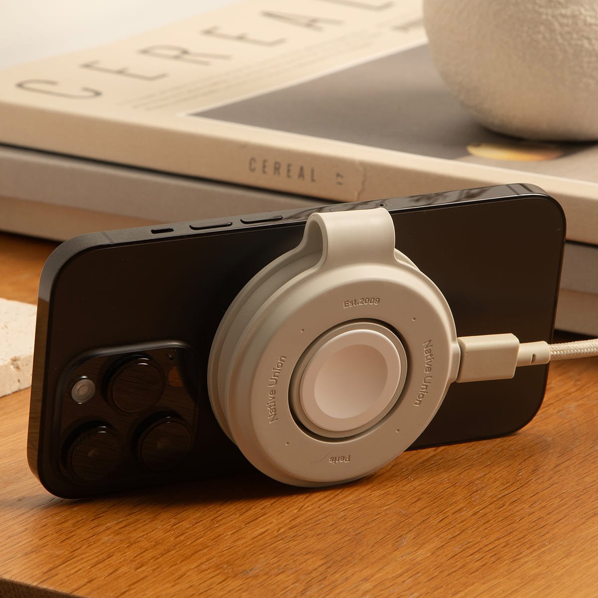 Native Union Voyage Wireless Charger Bezprzewodowa ładowarka podróżna 15W do dwóch urządzeń kompatybilna z MagSafe - Piaskowa Native Union Voyage Wireless Charger Bezprzewodowa ładowarka podróżna 15W do dwóch urządzeń kompatybilna z MagSafe - Piaskowa